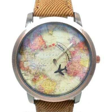 Dünya haritasında dönen uçaklı saat